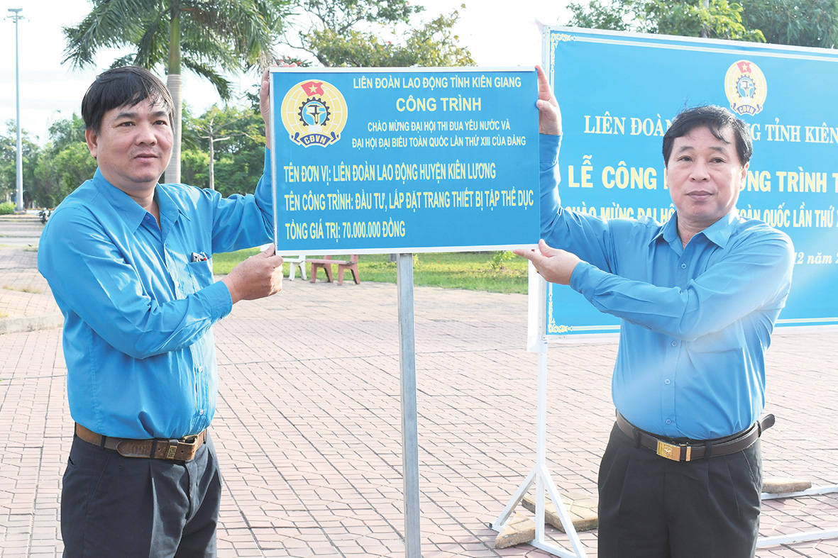 Gắn biển công trình chào mừng Đại hội đại biểu toàn quốc lần thứ XIII của Đảng